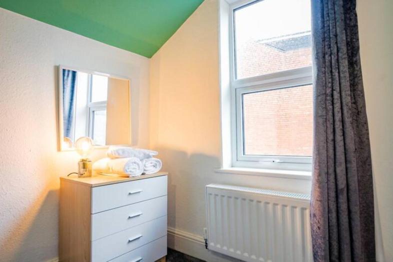 Host & - Compton House * Worcester